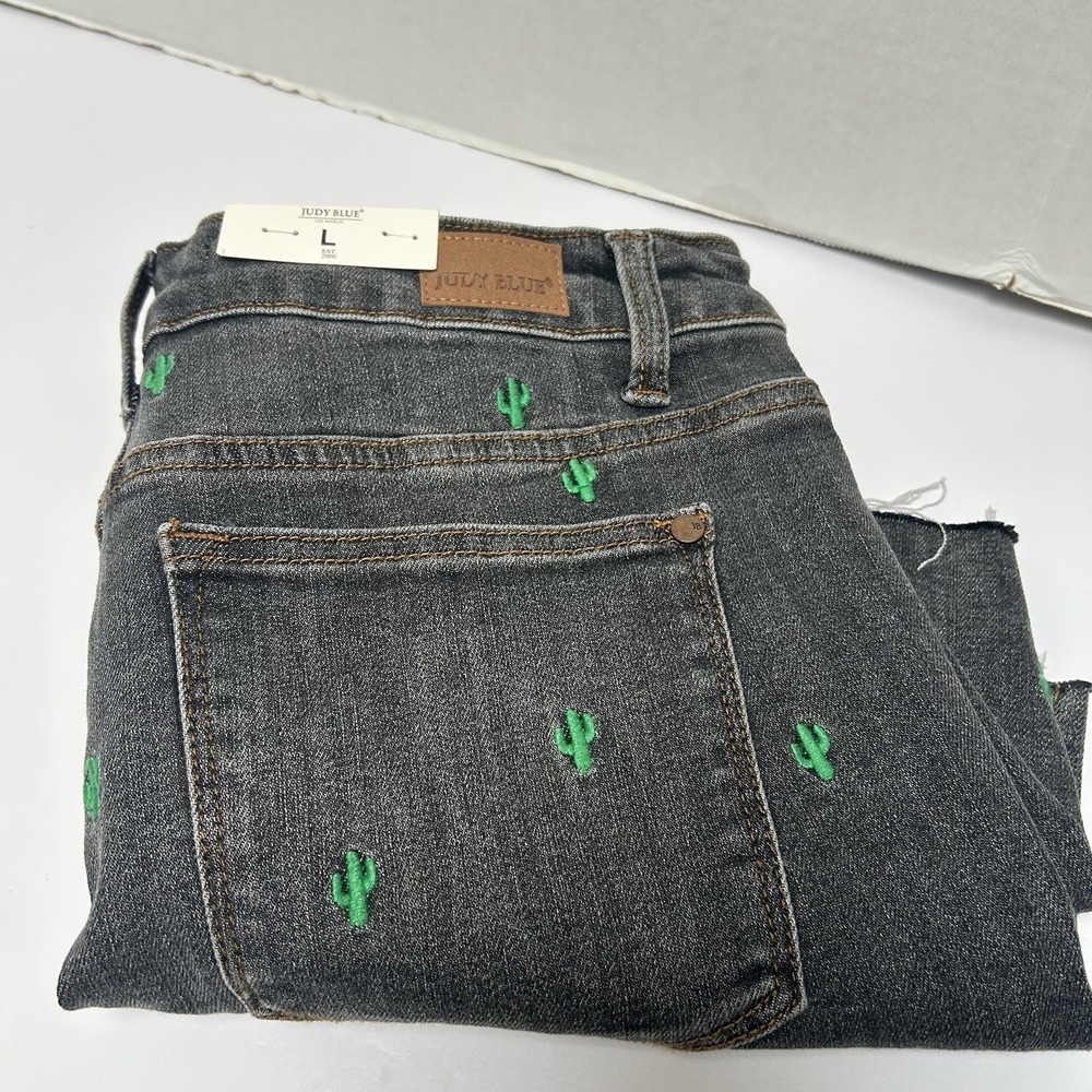 Judy Blue NWT Hi-Rise Cactus Embroidery Gray Denim Short Size Large Style#150111